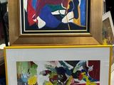 deux tableaux encadrés exposés dans un magasin
