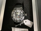 une montre qui se trouve dans un coffret muni d'une étiquette