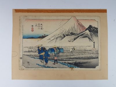 une image représentant un tableau où l'on voit deux personnes avec des parapluies devant une montagne