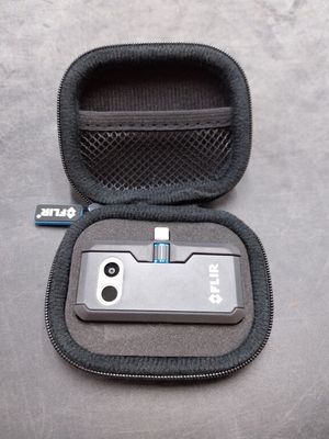un étui contenant un téléphone portable