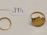 un gros plan d'une bague en or et d'une bague en or posée sur une table