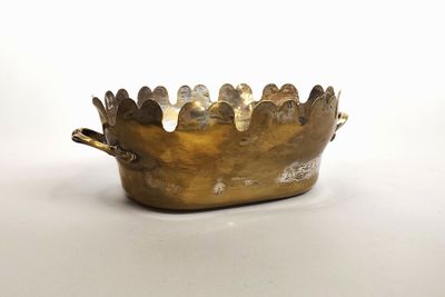 Rafraichissoir à verre en laiton anciennement argenté, à deu…