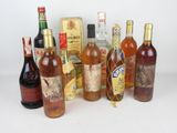 plusieurs bouteilles d'alcool sont alignées sur une surface blanche
