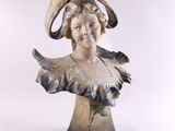 statue d'une femme à tête de chèvre posée sur un socle