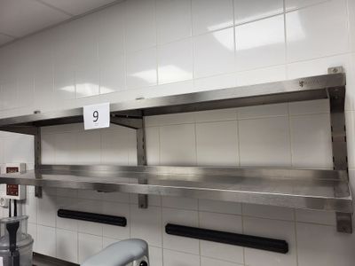 une grande étagère métallique au milieu d'une cuisine