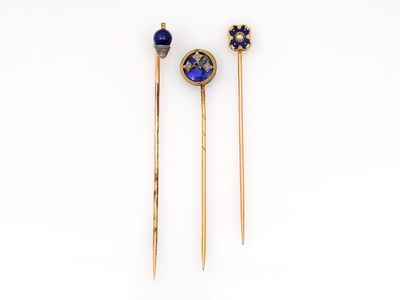 une paire de broches de revers ornées de lapis-lazuli et de pierres de lapis-lazuli