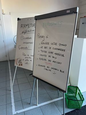un tableau blanc sur lequel sont écrits des mots, dans une pièce