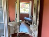 un grand miroir dans le coin d'une pièce