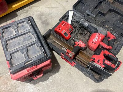 deux outils rangés dans un coffret