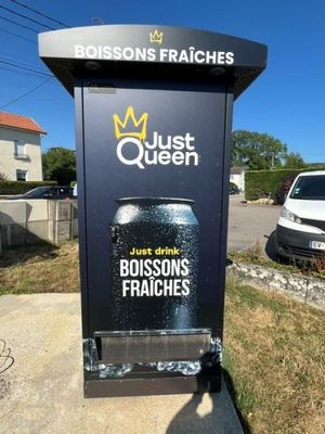une pancarte sur laquelle est écrit « Just Queen » et une canette de bière
