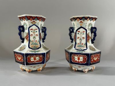 paire de vases chinois anciens ornés de motifs bleus et rouges