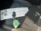 une clé de voiture et un livre posés sur le siège d'une voiture