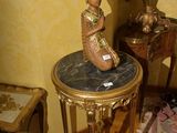 une statue de femme assise sur une table