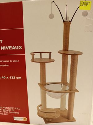 boîte en carton servant d'arbre à chat, avec un chat assis dessus
