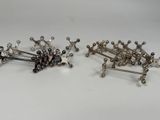 deux paires de boucles d'oreilles posées sur une table