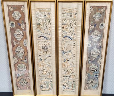 trois broderies chinoises encadrées dans des cadres dorés, accrochées au mur
