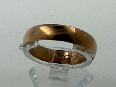 an image of a gold and silver ring on a clear surface