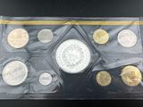un assortiment de pièces d'argent et d'or dans un sachet en plastique