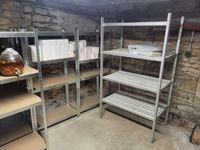 Neuf étagères (modèles différnets) avec leurs contenus (photo 2)