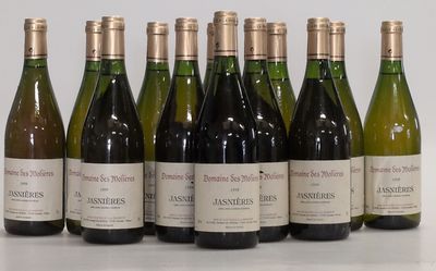 six bouteilles de vin sont alignées sur une table