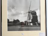 photographie en noir et blanc d'un moulin à vent dans un cadre champêtre