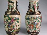 deux vases posés côte à côte sur une table