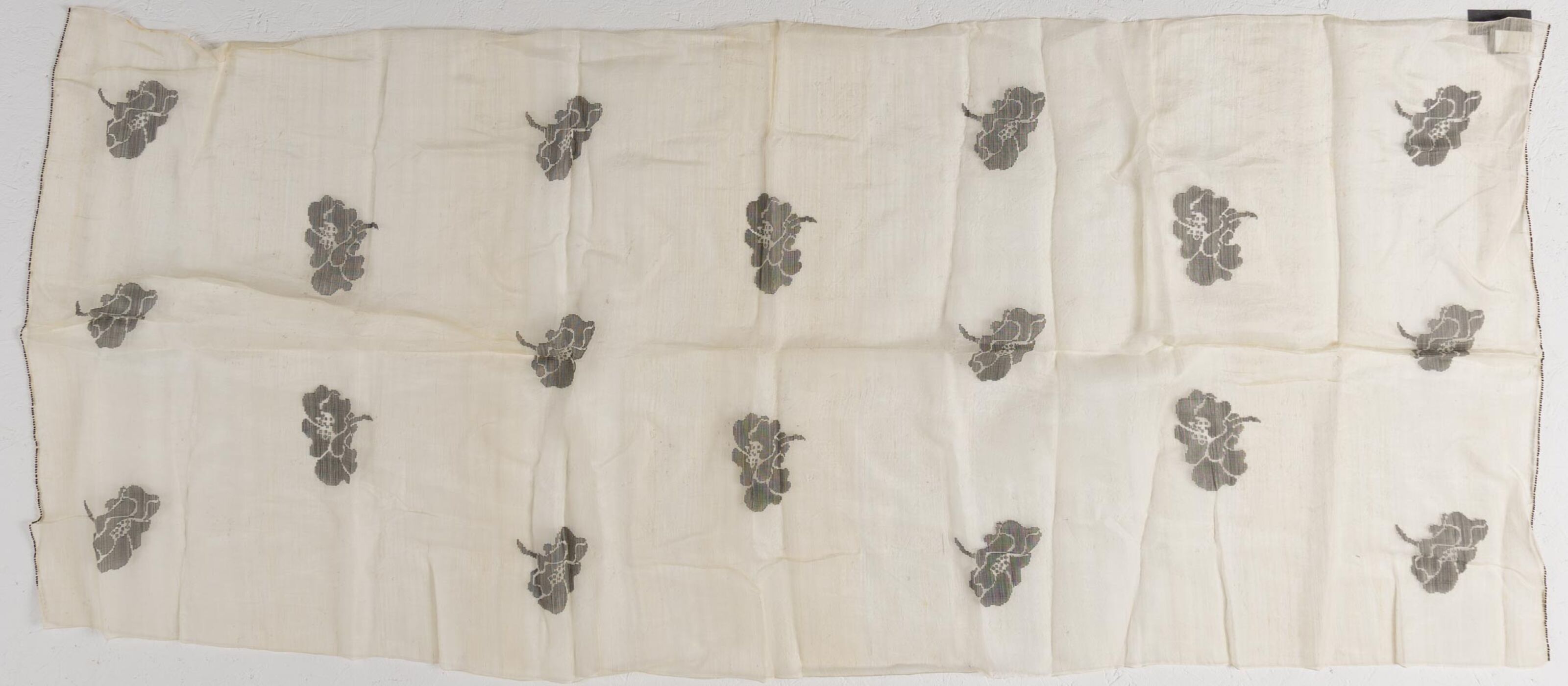 NATORI. Foulard à décor de fleurs en gris sur fond blanc. Avec étiquette. L_175 cm l_73 cm