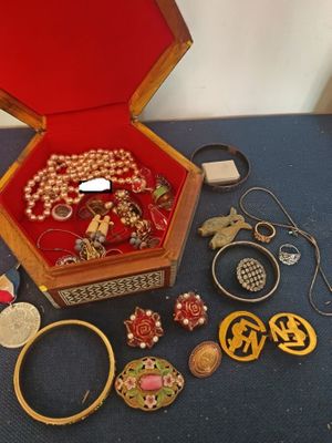 une boîte avec un tas de bijoux à l'intérieur