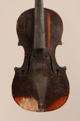 un gros plan d'un violon sur une surface blanche avec un fond blanc