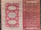 deux tapis rouges et blancs posés sur un sol carrelé