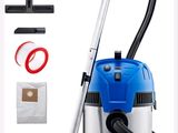 L'aspirateur est bleu et argenté et est livré avec un kit de nettoyage