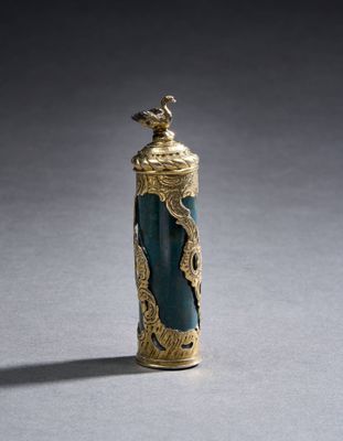 Flacon couvert cylindrique en jaspe sanguin monté en vermeil…