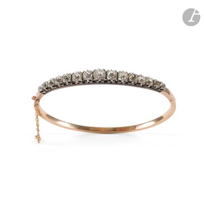une image représentant un bracelet à maillons en forme de diamant sur fond blanc