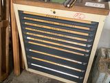 un établi avec de nombreux outils dans un garage