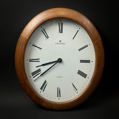 une horloge en bois avec des chiffres romains sur le cadran