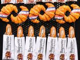 une grande variété de pains et de viennoiseries en vitrine