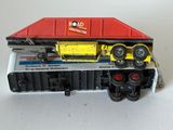 un wagon de petit train avec un toit rouge et un fourgon de queue jaune