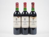 trois bouteilles de vin rouge posées l'une à côté de l'autre sur une surface blanche