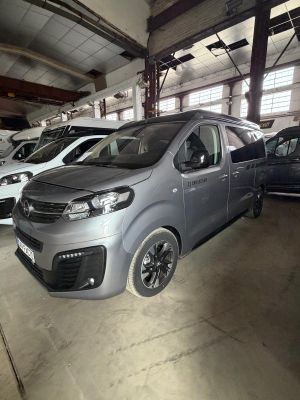 de nombreuses voitures garées à l'intérieur d'un bâtiment, dans un parking