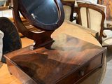 une table surmontée d'un miroir dans une pièce