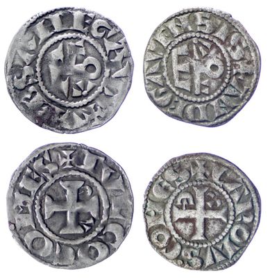 quatre pièces d'argent ornées d'une croix au recto et d'une croix au verso
