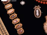 un assortiment de bijoux sur fond noir, avec la photo d'une femme