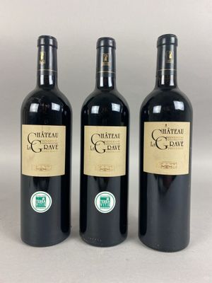 trois bouteilles de vin rouge posées côte à côte sur une table
