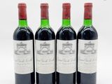 trois bouteilles de vin sont alignées sur une surface blanche