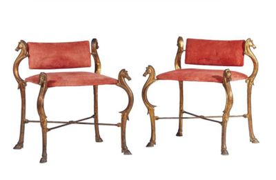 paire de chaises anciennes dont le dossier et les accoudoirs sont recouverts de velours rouge