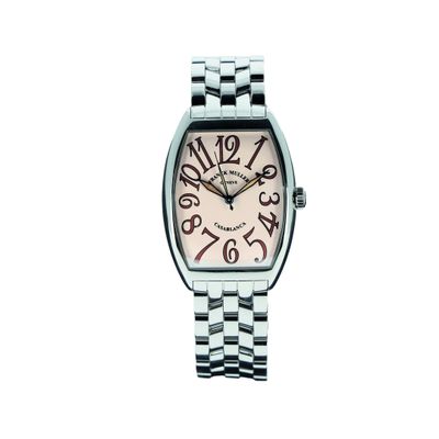 une image d'un gros plan d'une montre-bracelet sur un fond blanc
