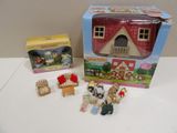une boîte contenant une maison de poupées et d'autres jouets, posée sur la table