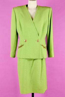 un tailleur vert et une jupe sur un mannequin, mannequin, mannequin, mannequin, mannequin, mannequin, mannequin, mannequin, mannequin, mannequin, mannequin, mannequin, mannequin, mannequin, mannequin, mannequin, mannequin, mannequin, mannequin, mannequin, mannequin, mannequin, mannequin, mannequin, mannequin, mannequin, mannequin, mannequin, mannequin, mannequin, mannequin, mannequin, mannequin, mannequin, mannequin, mannequin, mannequin, mannequin, mannequin, mannequin, mannequin, mannequin, mannequin, manne