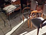 plusieurs chaises et une table dans une pièce au sol carrelé
