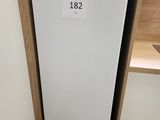 un petit réfrigérateur blanc dans le coin d'une pièce
